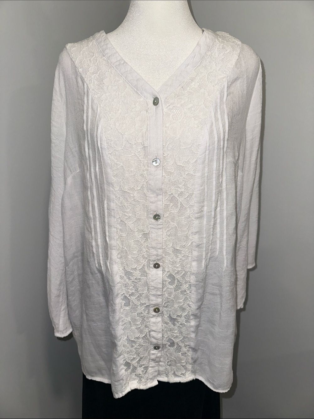 Kim Rogers 1X white blouse intricate lace paneling button v neck bell sleeve top